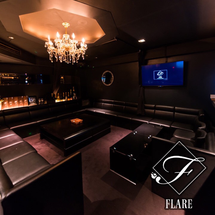 BAR FLARE六本木の店内。シャンデリアと黒いレザーソファの貸切パーティースペース
