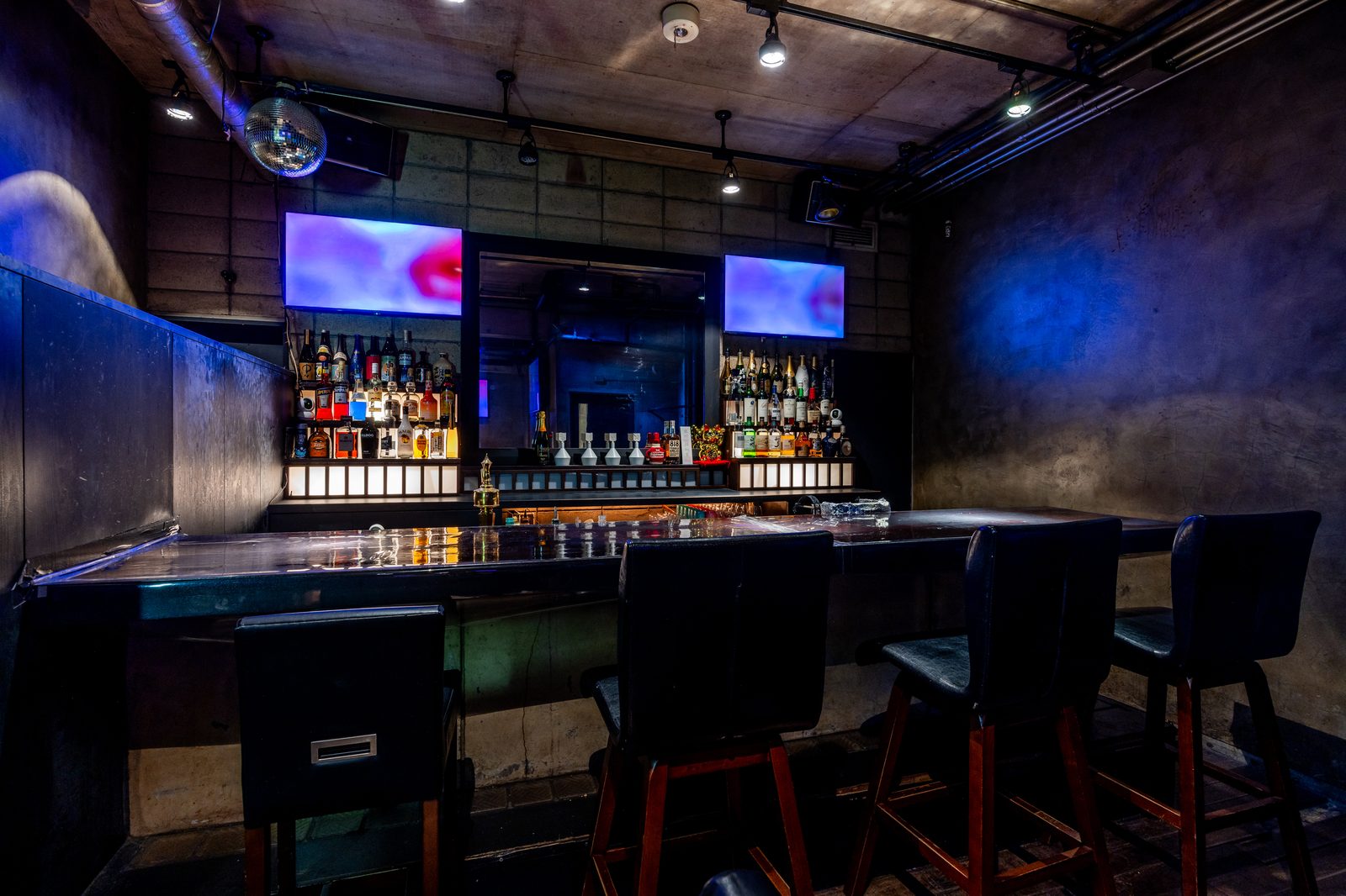 BAR RIVAIの店内